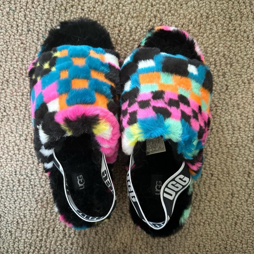 UGG women’s slides size 8. LIKE NEW. Elastic heel strap. Open toe slippers.